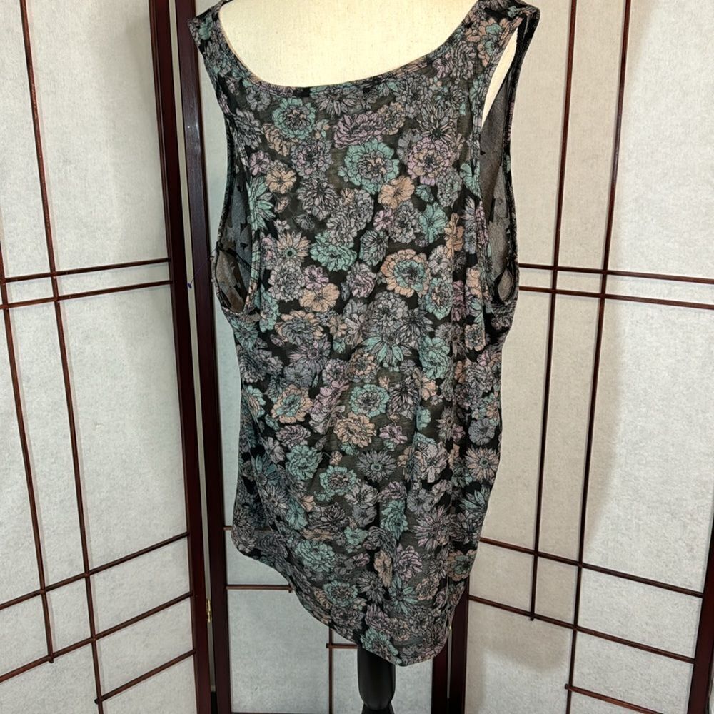 Torrid sheer floral sleeveless top torrid 4 - Picture 3 of 7